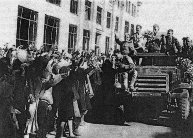 Освободителей встречает население