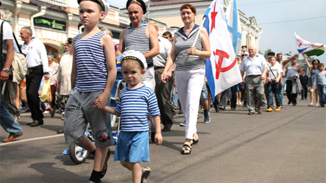 Тельняшка популярна у детей и взрослых