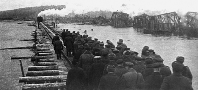 Железнодорожный мост через Днепр, сооруженный в рекордно кратчайший срок. Фотохроника ТАСС