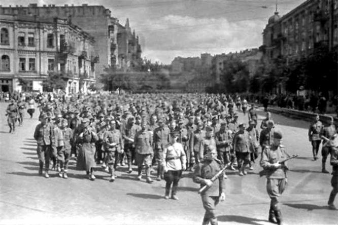 Пленные немцы на улицах Киева