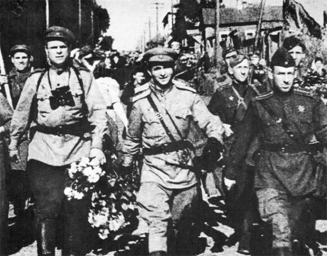 По Брянску проходит 323-я стрелковая дивизия, 17 сентября 1943 года