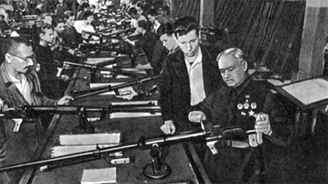 В. А. Дегтярев в сборочном цеху ПТР