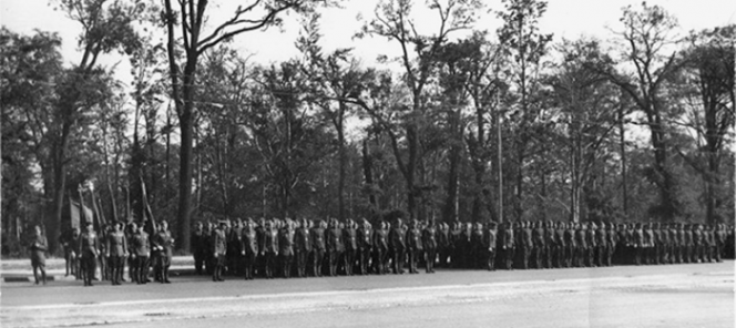 Парадный марш возглавил советский сводный полк 248-й стрелковой дивизии, штурмовавшей Берлин – командир подполковник Ленев