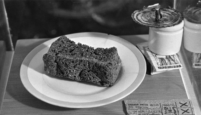 С октября 1941 года суточная норма рабочим составляла 400 грамм на человека, детям, иждивенцам и служащим – 200 грамм. К ноябрю 1941 года порцию уменьшили до 250 и 125 грамм соответственно