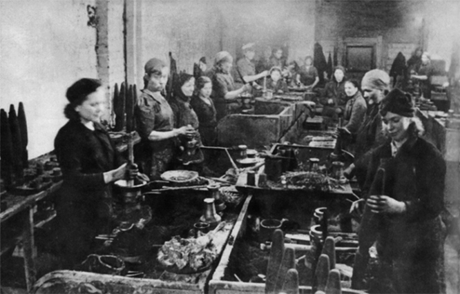 Изготовление артиллерийских снарядов на одном из ленинградских заводов. Июль 1943 г.