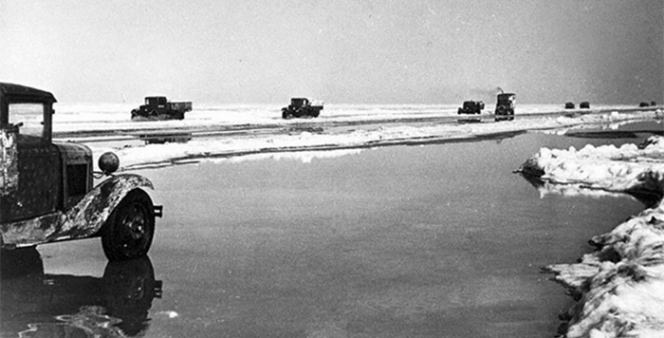 Весной на «Дороге жизни». Ладожское озеро. 1942 г.
