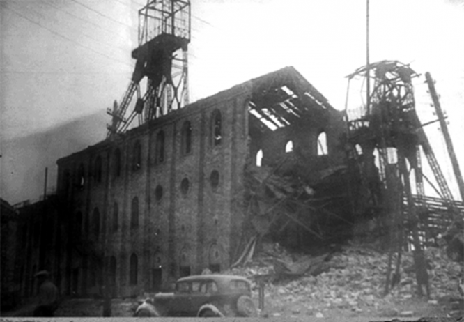 Местом массовой казни гражданского населения немецкими оккупантами стал шурф заброшенной шахты № 4/4-бис. Сюда привозили тела уже убитых людей, а также казнили. Жителей города расстреливали, а также сбрасывали в шурф живьём. Здесь были сброшены тела 75–100 тысяч человек. На фото разрушенная шахта № 4/4-бис, 1943 г.