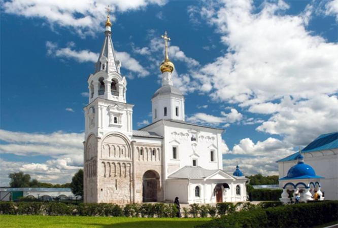 Храм Рождества Богородицы и остатки замка Андрея Боголюбского в посёлке Боголюбово Суздальского района Владимирской области