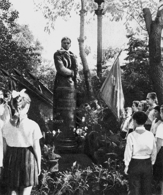 После переноса праха Зои Космодемьянской на Новодевичье кладбище на ее могиле был установлен памятник, к которому приходили пионеры и комсомольцы