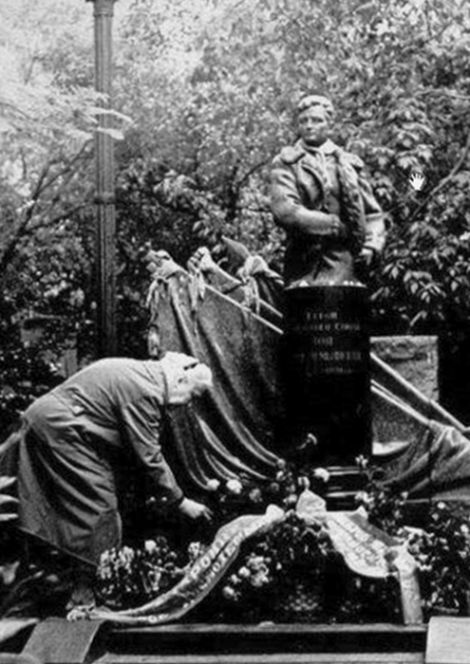 Любовь Тимофеевна Космодемьянская у памятника Зое на Новодевичьем кладбище. 1 июня 1976 г.