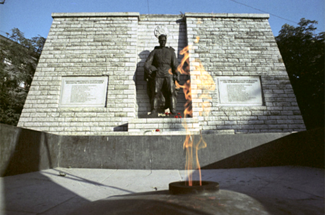 Во времена перестройки пламя Вечного огня погасили.