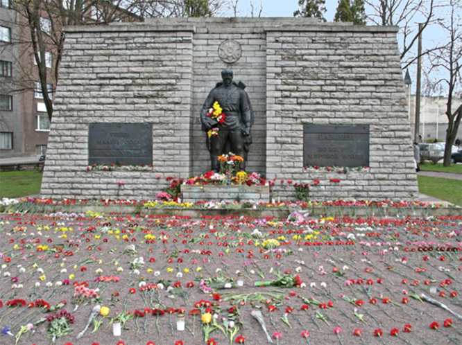 «Бронзовый солдат» на холме Тынисмяги в Таллине за три дня до переноса, 24 апреля 2007 года.