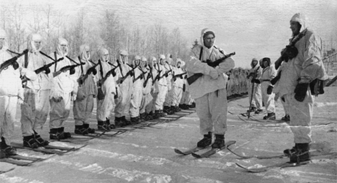 Построение советских бойцов-десантников во время Битвы за Москву.