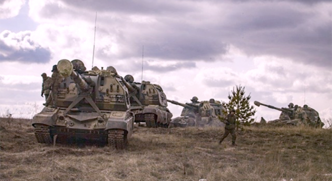 152-мм самоходные гаубицы 2С19М2. Вооружение и имеющееся на них электронное оборудование позволяет эффективно решать весь спектр боевых задач.