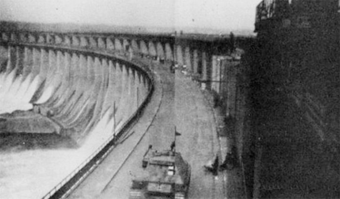 Немецкий танк на плотине Днепрогэса.