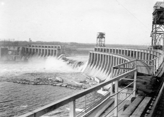 Разрушенная плотина ДнепроГЭС.