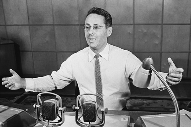 Юрий Левитан на радиостанции.