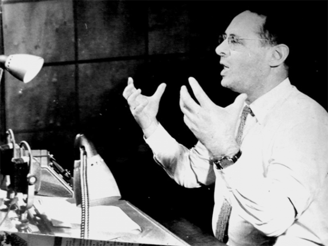 Юрий Левитан объявляет в студии радио о полете Юрия Гагарина. Фото из архива журналиста Юрия Белкина.