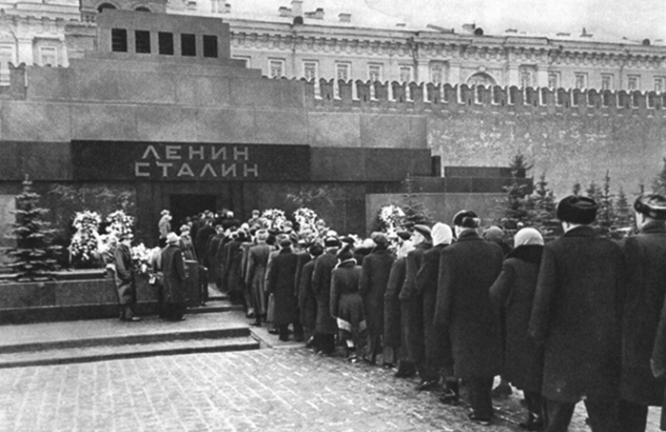Очередь в Мавзолей Ленина – Сталина. 1953 г.