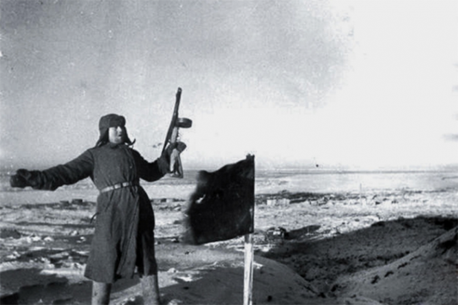 Красное знамя на Мамаевом кургане в Сталинграде.