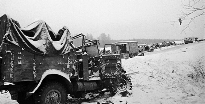 Военная техника, брошенная фашистами при отступлении на Волоколамском шоссе под Москвой.