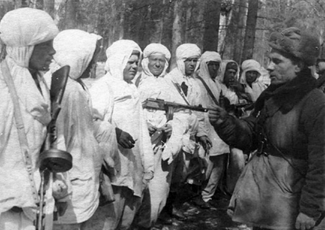 А. Ф. Казанкин, командир 4-го Воздушно-десантного корпуса, ставит боевую задачу бойцам во время Вяземской воздушно-десантной операции. Февраль 1942 г.