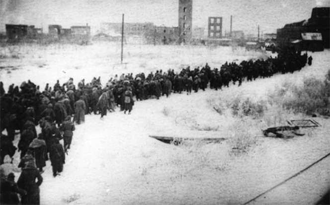 Колонна пленных немцев на улице разрушенного Сталинграда.