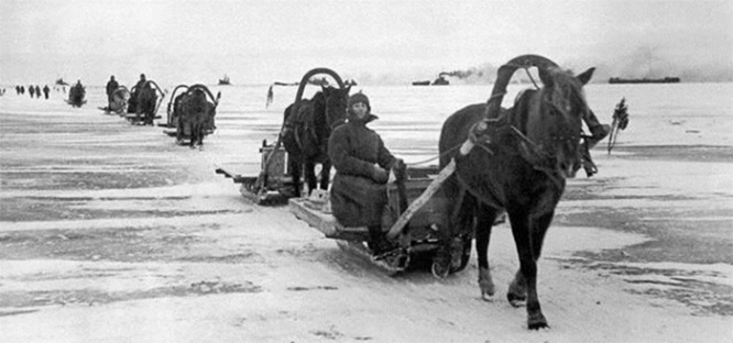 Конно-санный обоз на льду Ладожского озера.
