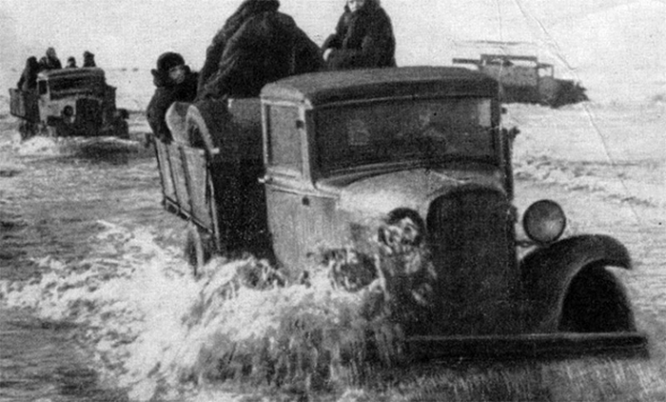 Эвакуация ленинградцев через Ладогу.