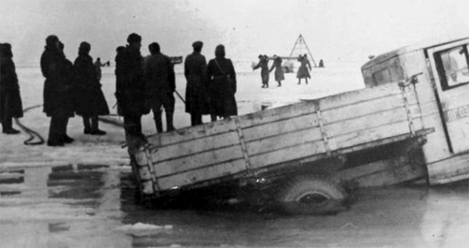 Провалившиеся машины на «Дороге жизни».