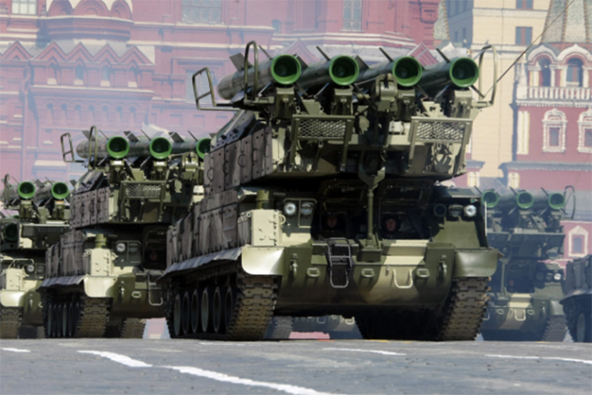 Самоходные огневые установки ЗРК «Бук» на Красной площади во время военного парада, посвященного Дню Победы.