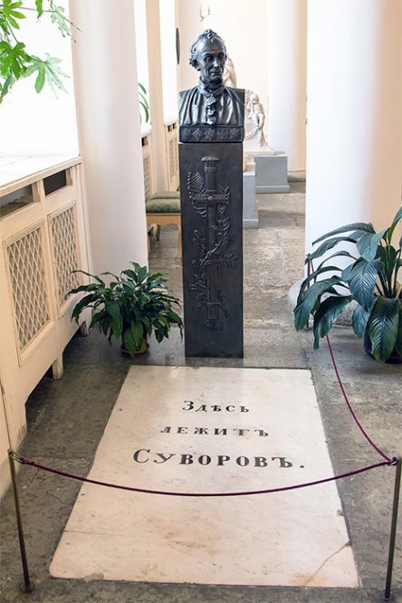 Могила Суворова в Александро-Невской лавре. Надпись «Здесь лежит Суворов» была завещана самим полководцем.