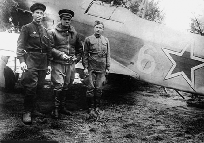 Командир 1-й эскадрильи 1-го полка Нормандия-Неман Марсель Оливье Альберт с техниками А.П. Аверьяновым и М. Мамаевым возле его Як-9 ,номер 6.