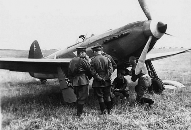 Самолет-истребитель Як-3 полка Нормандия-Неман на аэродроме Штутгарта проходит техобслуживание советскими техниками перед перегоном во Францию.