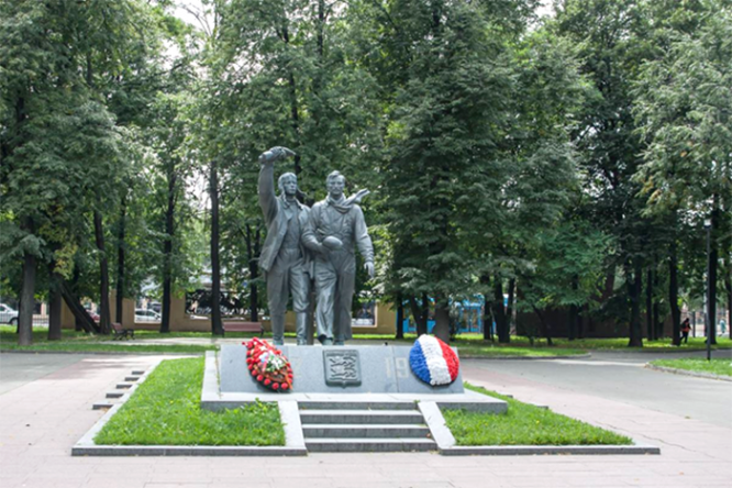 Памятник лётчикам полка «Нормандия–Неман» в Краснокурсантском сквере в Москве.