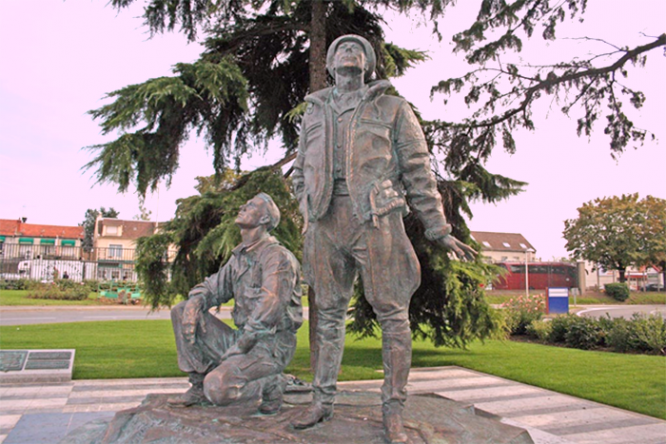 Памятник летчикам «Нормандии–Неман» во Франции.