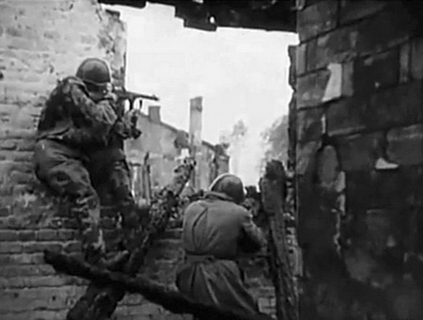 Советские воины во время боя за освобождение г. Гомеля, ноябрь 1943 г.