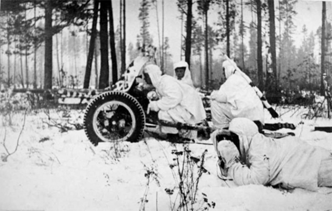 Советские артиллеристы c 45-мм противотанковой пушкой. Декабрь 1941 г.