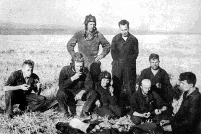 М. Кошкин (стоит, справа) на полигоне.