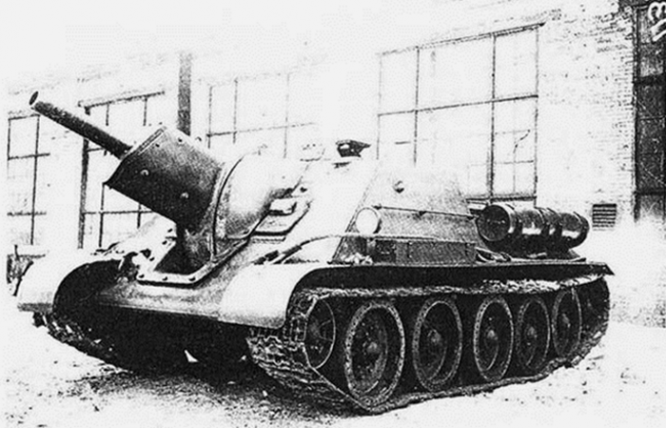 СУ-122 во дворе Уралмашзавода.