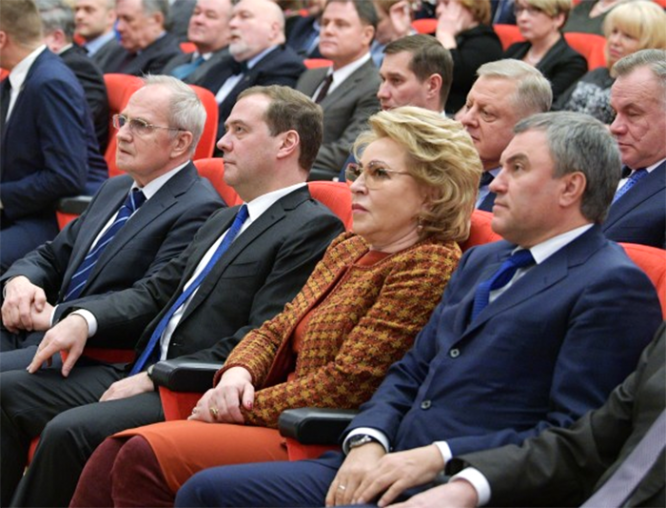 Слева направо: председатель Конституционного суда РФ Валерий Зорькин, председатель правительства РФ Дмитрий Медведев, председатель Совета Федерации РФ Валентина Матвиенко, председатель Государственной Думы РФ Вячеслав Володин.