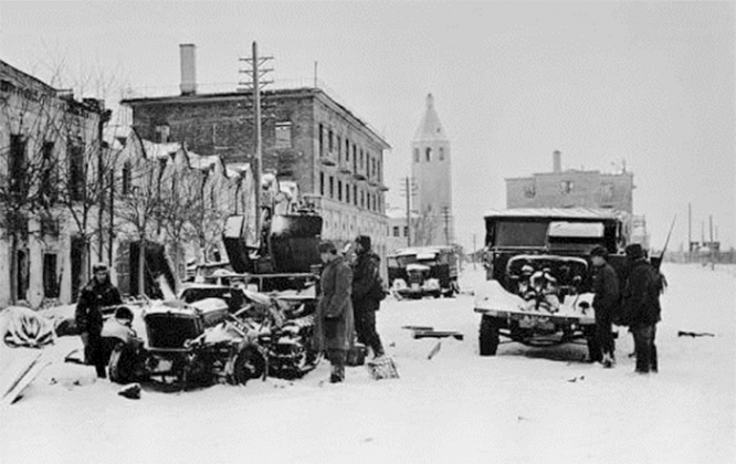 Советские солдаты рассматривают разбитую немецкую военную технику в г. Клин. Декабрь 1941 г.