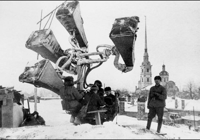 Расчёт звукоулавливателя на крыше Петропавловской крепости, Ленинград, 1942 год.