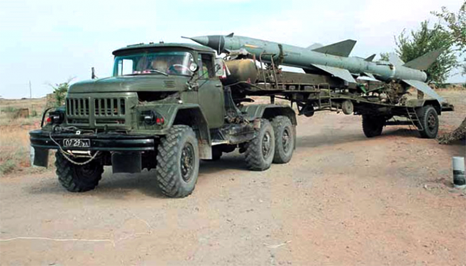 Транспортно-заряжающая машина с полуприцепом и зенитной управляемой ракетой.