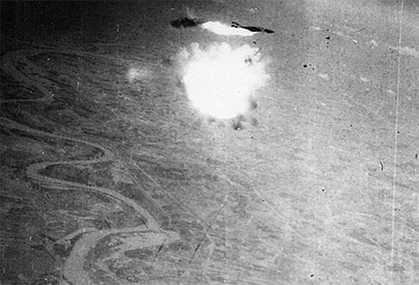 Американский самолет RF-4C Phantom, пораженный ракетой ЗРК С-75 под Ханоем 12 августа 1967 г.