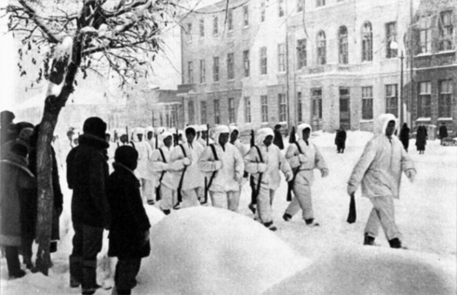 Бойцы Красной Армии вступают в освобождённый город Калинин.