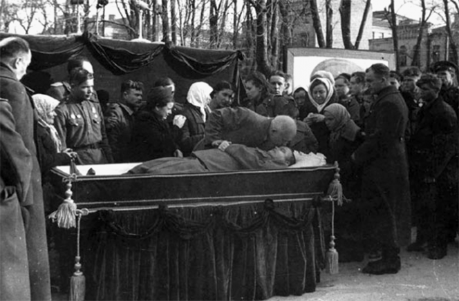 Похороны Н. Ватутина. Момент прощания с Николаем Ватутиным Никиты Хрущева – члена Военного совета Первого Украинского фронта. Фото ЦГА КФФД им. Г. Пшеничного.