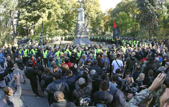 Украинские молодчики у памятника Н. Ватутину.