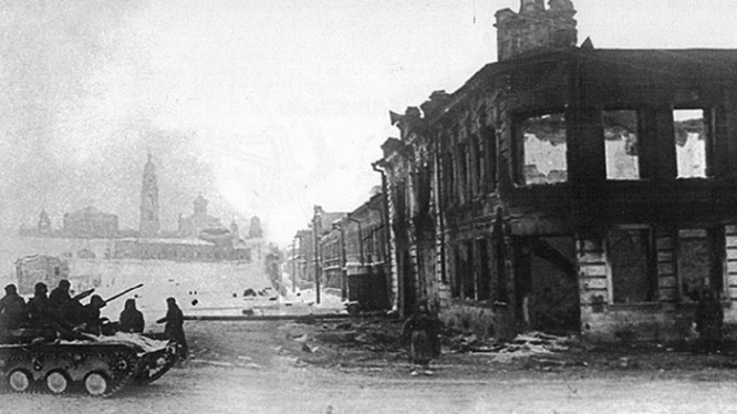 Освобожденный от фашистов Волоколамск. Слева вдали Христорождественский храм.