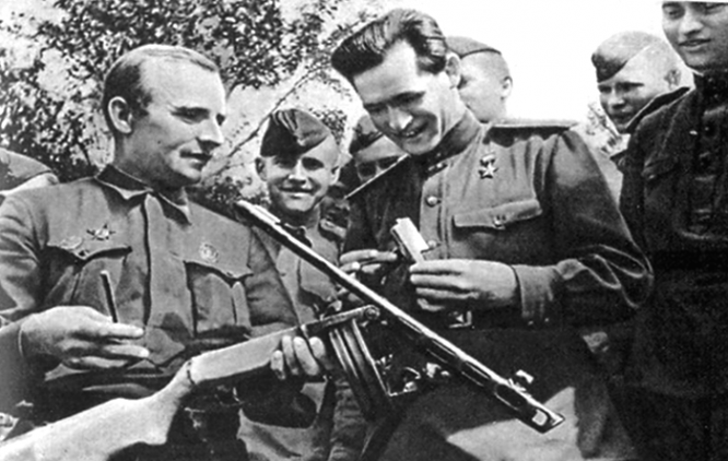 Г. С. Шпагин (слева) с автоматом своей конструкции.